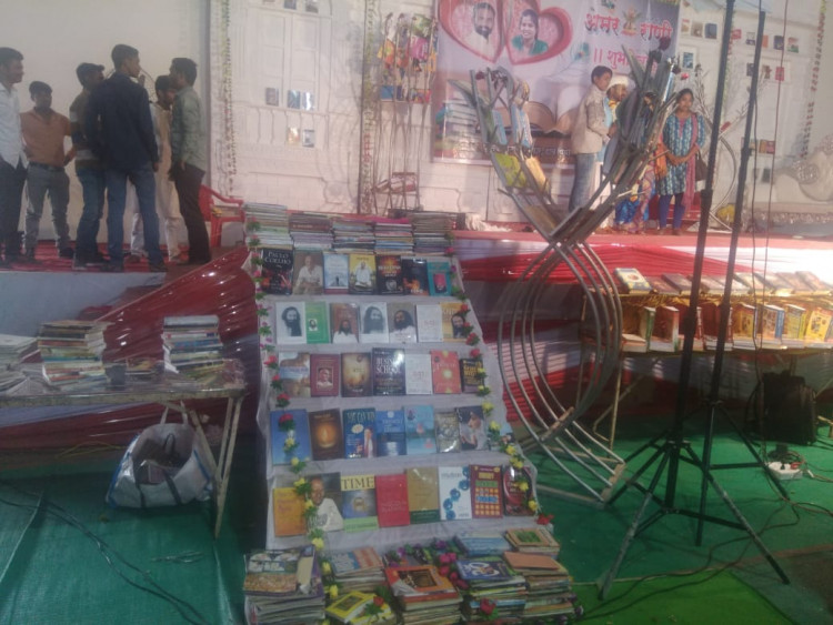 Maharashtra couple requests books as wedding gifts, Sets up a library